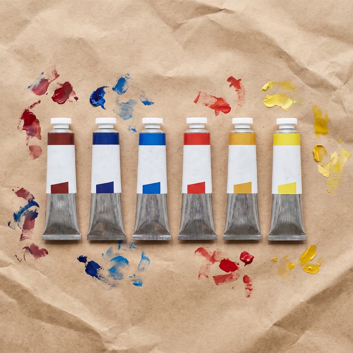 Les tubes de peinture, à plat sur papier écru